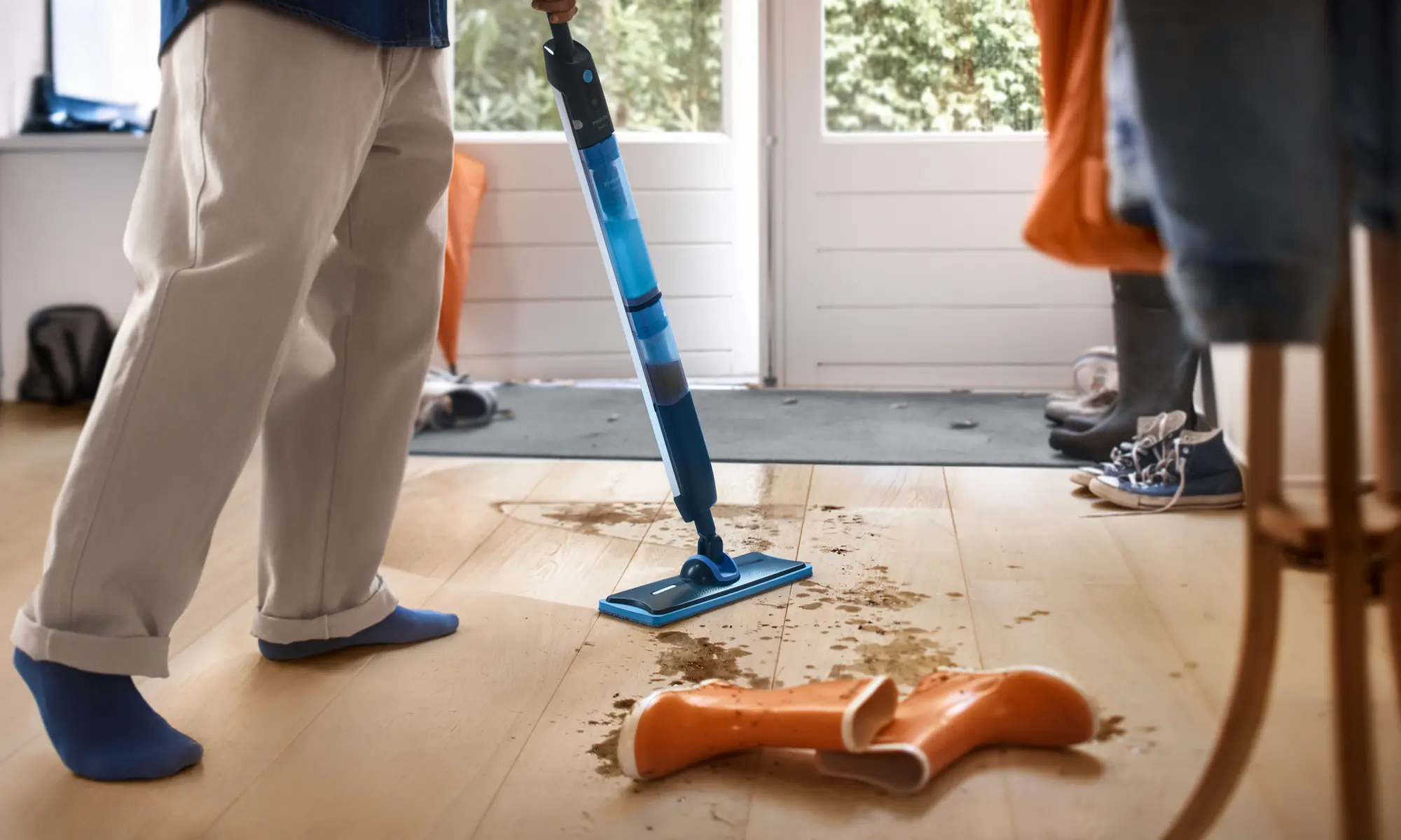  125 / 5,000 Atkritumi tiek iztukšoti no Philips Sticks putekļsūcēja atkritumu tvertnes, demonstrējot funkcijas, higiēnu un kopumā lietotājam draudzīgo dizainu.