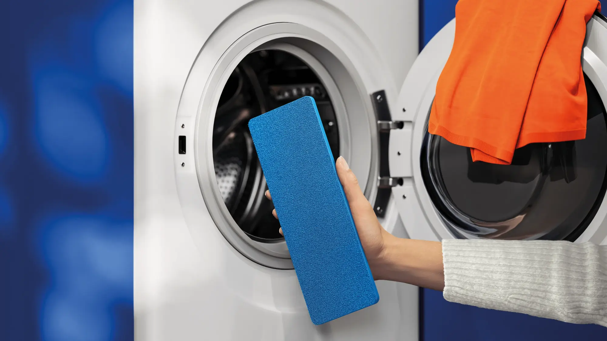 Philips Sticks putekļsūcēji, kas ir daļa no grīdas kopšanas līdzekļu līnijas, ir attēloti uz sienas stiprinājuma. Bezvadu stieņa putekļsūcējs ir Philips apņemšanās izmantot jaunākās tehnoloģijas un izcilu dizainu, nodrošinot nepārspējamu lietotāju apmierinātību.