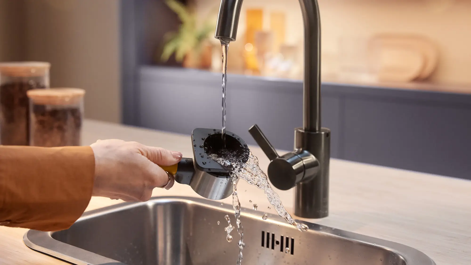 Philips bezvada spieķveida putekļsūcēja tuvplāns, kurā izcelta tā efektīvā filtrēšana un putekļu uztveršana caurspīdīgajā atkritumu tvertnē, uzsverot tā izcilo veiktspēju.