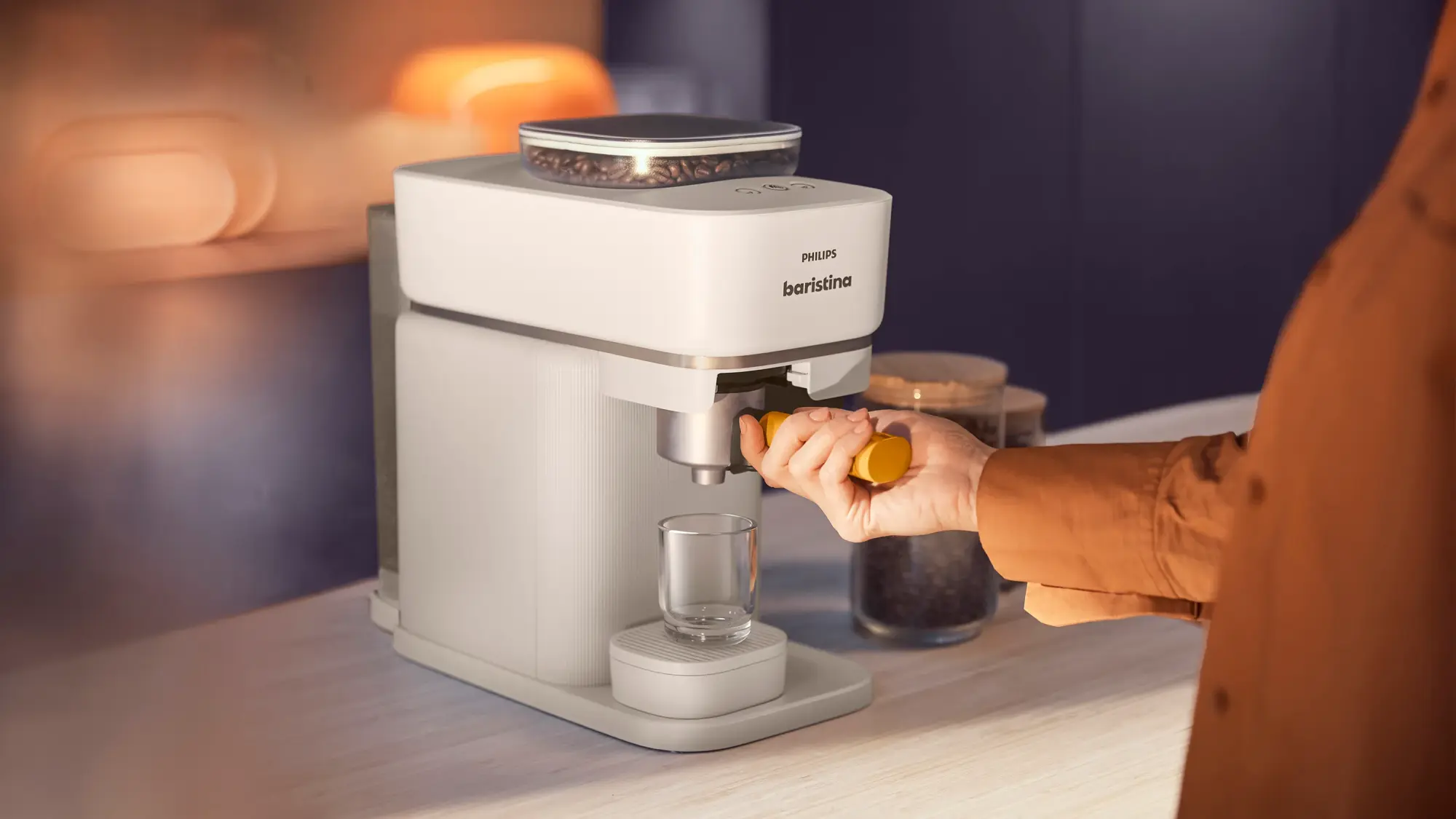 Philips Sticks: bezvadu spieķa tipa putekļsūcējs, Philips grīdas kopšanas līdzekļu virsotne, kas viegli izgaismo un savāc drupačas, demonstrējot izcilu dizainu un tehnoloģijas.